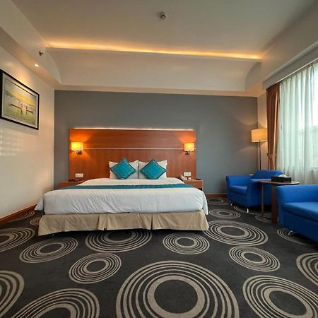 Ritz Grand Hotel Mandalay Buitenkant foto