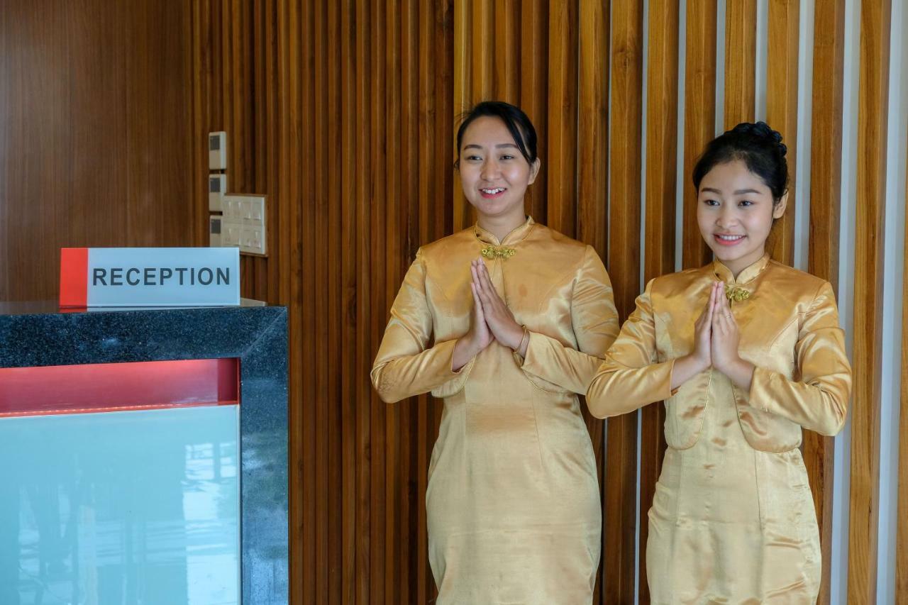 Ritz Grand Hotel Mandalay Buitenkant foto