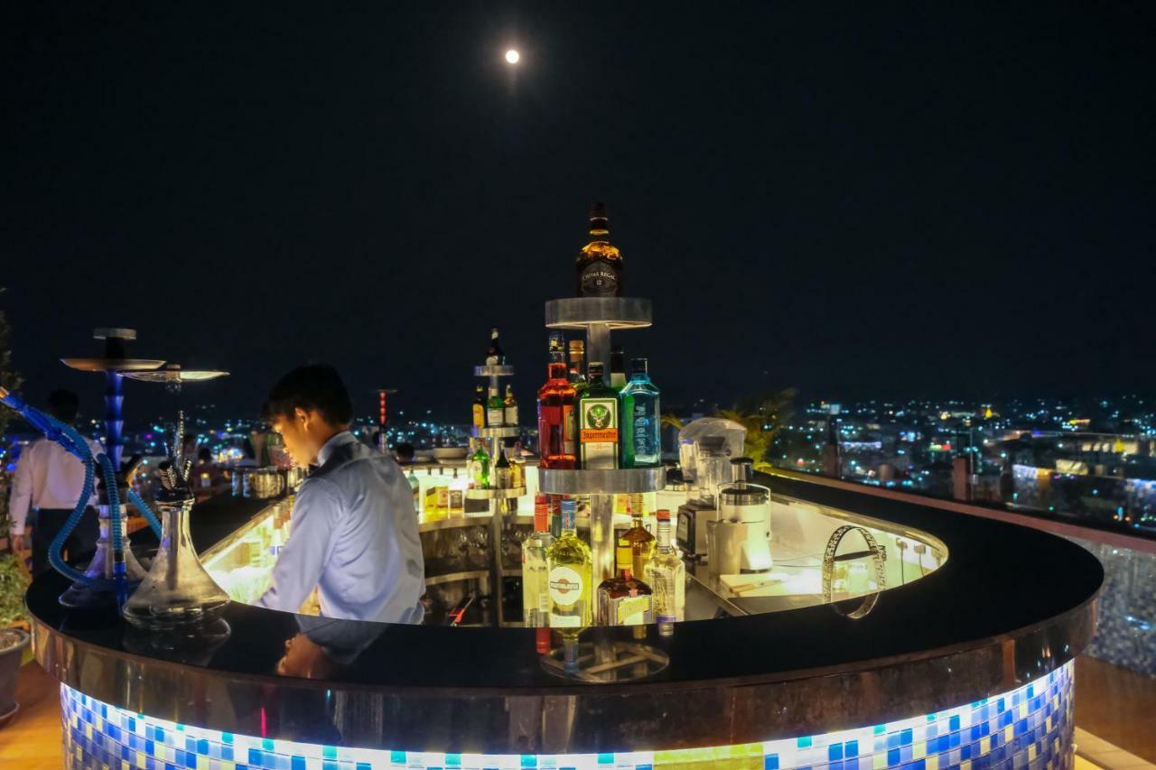 Ritz Grand Hotel Mandalay Buitenkant foto