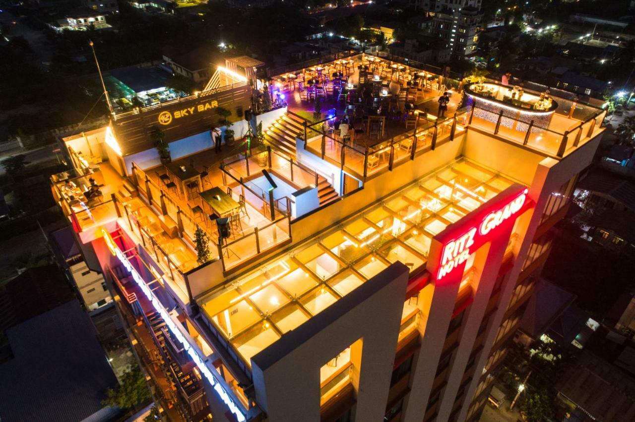 Ritz Grand Hotel Mandalay Buitenkant foto